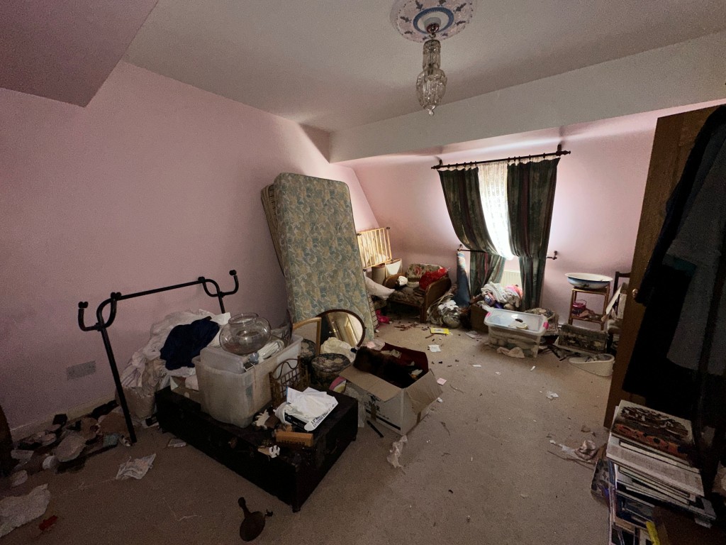 Lot: 227 - THREE-BEDROOM OLD SCHOOL UNIT WITH POTENTIAL - Bedroom Two